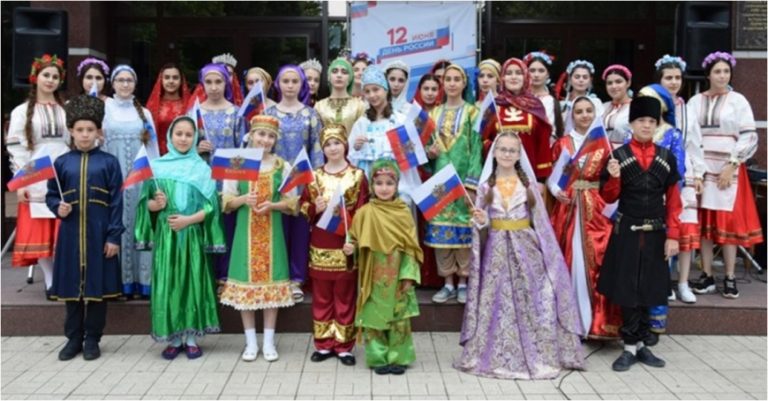 В День России в Дагестане прошла акция «Хоровод народов России»