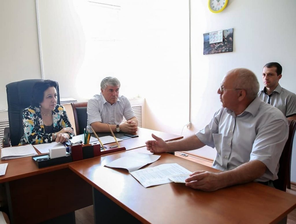 УММУПАЗИЛЬ ОМАРОВОЙ ПОЖАЛОВАЛИСЬ НА НИЗКИЕ ОКЛАДЫ УЧИТЕЛЕЙ