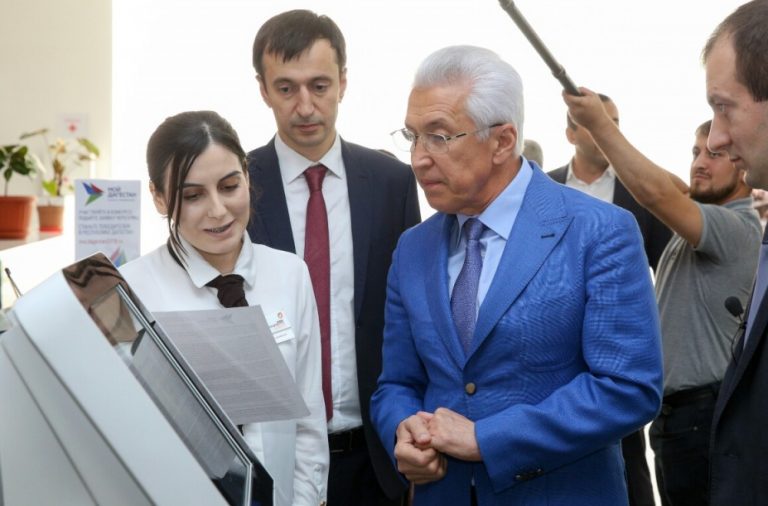 Врио главы Дагестана посетил республиканский МФЦ