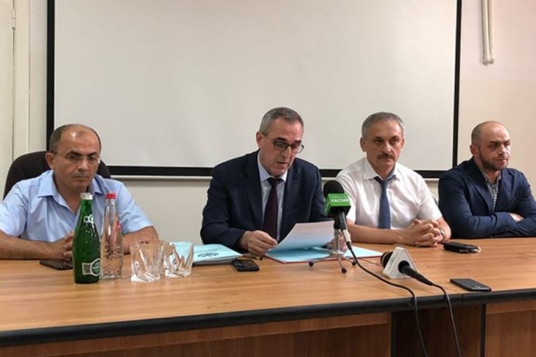 Сегодня представили коллективу ЦГБ г.Дербент нового главного врача