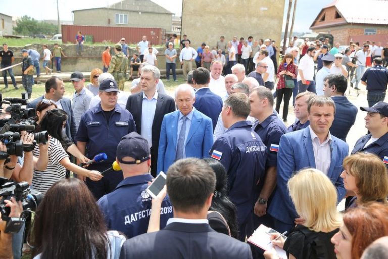 В.Васильев проверил ход работ по установке опор в с.Нижнее Казанище