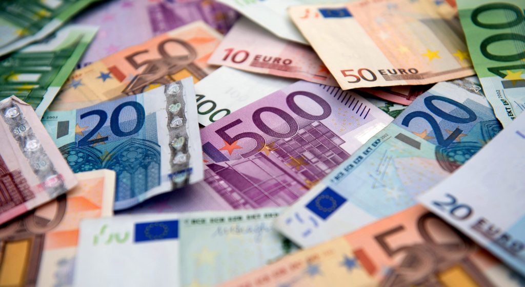 В аэропорту Махачкалы пресечена попытка незаконного ввоза €162 тысяч