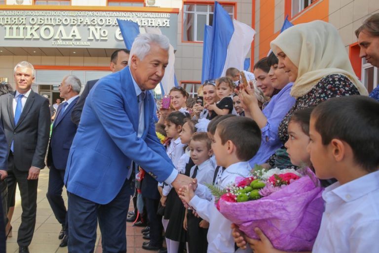 Владимир Васильев открыл новую школу в Махачкале