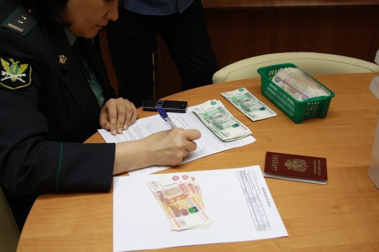 Судебные приставы Дагестана взыскали с инспектора Счетной палаты республики 2 млн рублей