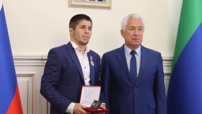 Глава Дагестана вручил госнаграды чемпионам мира по вольной борьбе