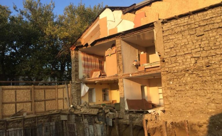 Котлован, из-за которого обрушилась стена дома в Махачкале, рыли с разрешения мэрии