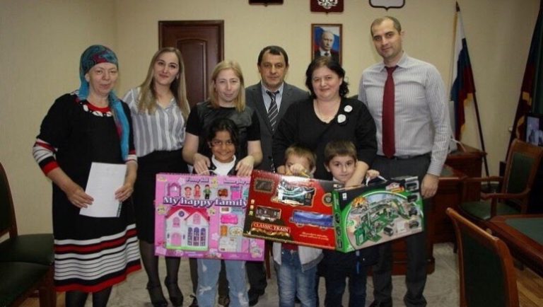 Жительница Дагестана усыновила троих сирот
