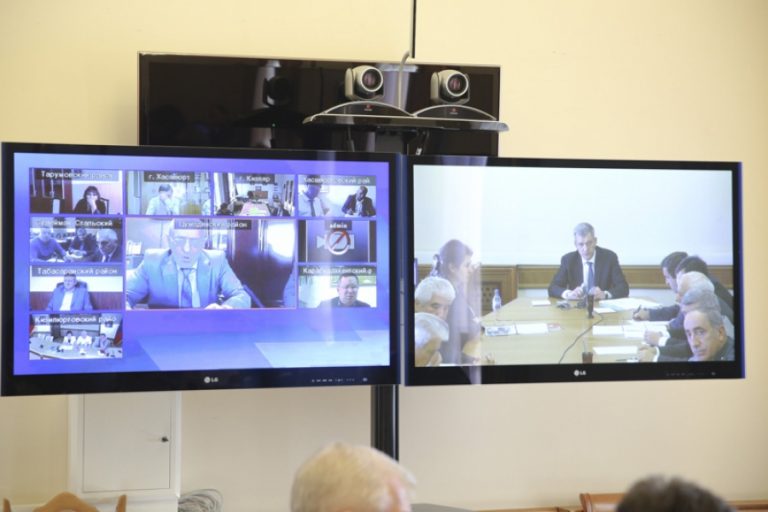 Владимир Иванов обсудил с чиновниками строительство объектов образования и водоснабжения