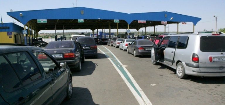 Трое обвиняемых в махинациях на махачкалинской таможне объявлены в международный розыск