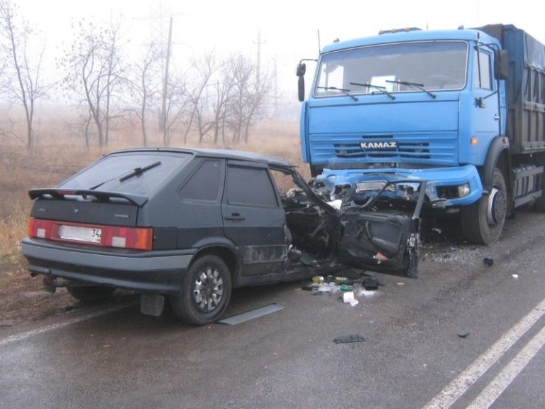В аварии с участием грузовика в Дагестане погиб человек