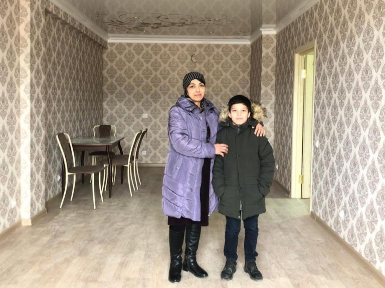 Хизри Абакаров подарил семье мальчика-дворника квартиру