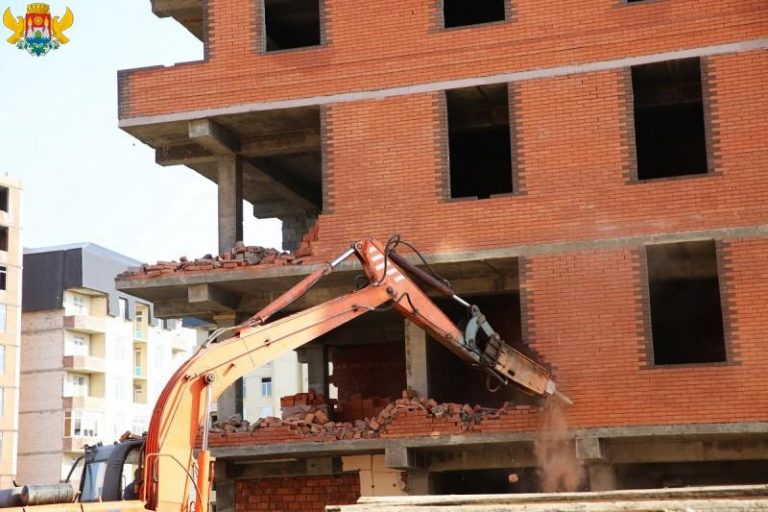 В Махачкале приступили к сносу здания, построенного на участке для школы