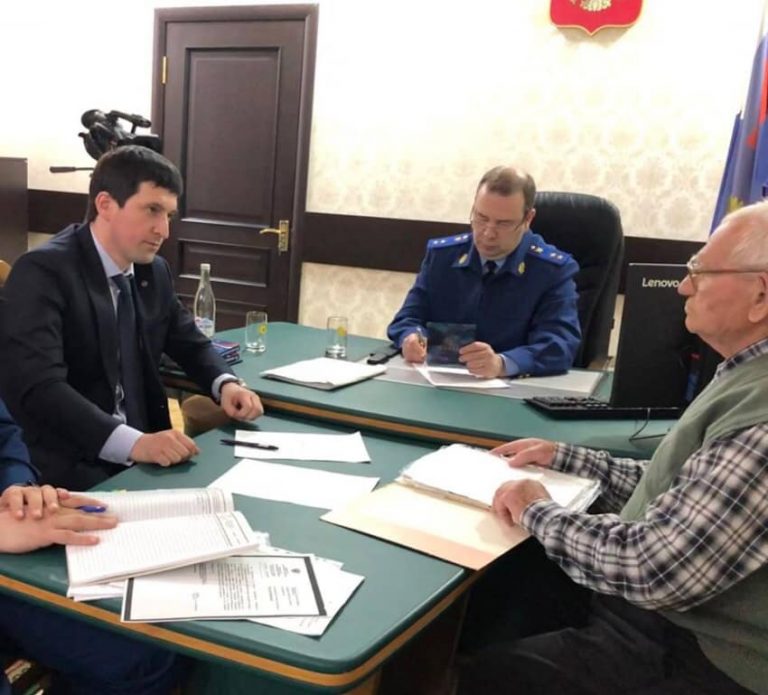 Денис Попов провел прием граждан в г.Дагестанские Огни