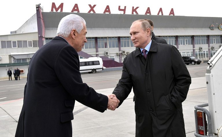 Путин наградил главу Дагестана Владимира Васильева орденом