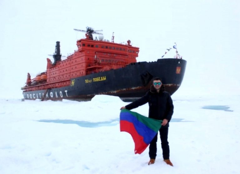 Флаг Дагестана развернули на Северном полюсе