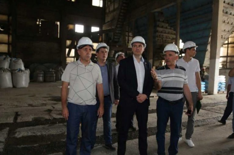 Артём Здунов посетил промышленные предприятия Кизилюрта