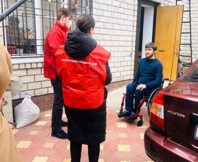 Дагестанские волонтеры-медики помогают маломобильным и пожилым людям