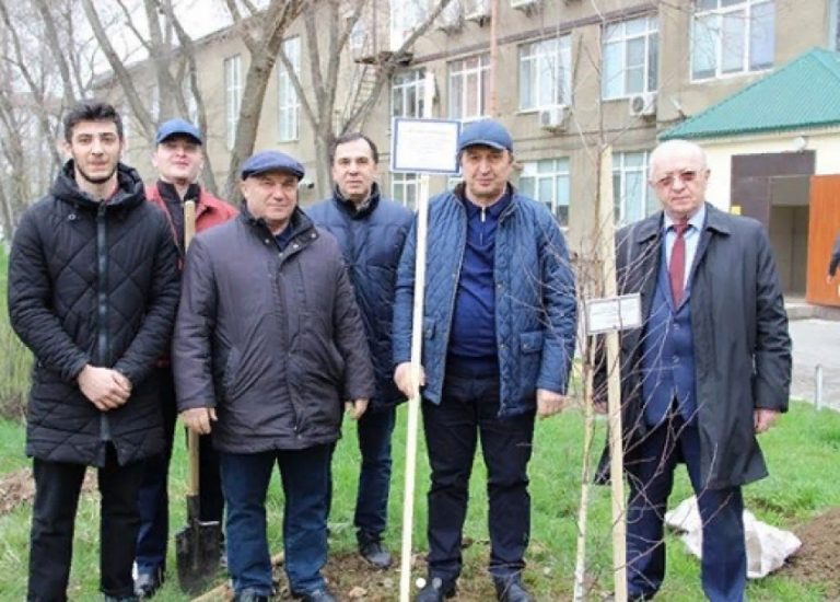 Студенты ДГУ посадили деревья к 75-летию Великой Победы