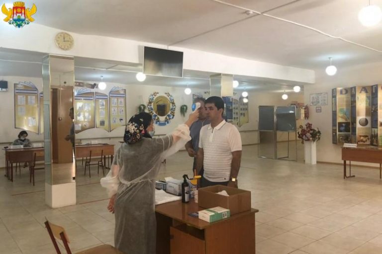 Международный гроссмейстер Джакай Джакаев и мастер спорта Александ Маркаров проголосовали по поправкам в Конституцию РФ