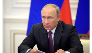 Путин предложил продлить выплаты врачам и соцработникам