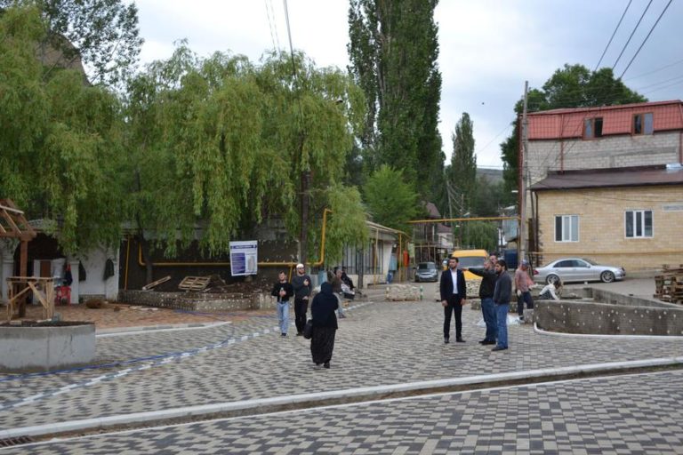 Продолжаются работы по благоустройству общественной территории в с.Акуша