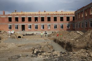 Здунов осмотрел строящуюся школу в селении Эндирей