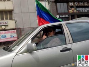 Участники автопробега в Махачкале поздравили медиков с профессиональным праздником