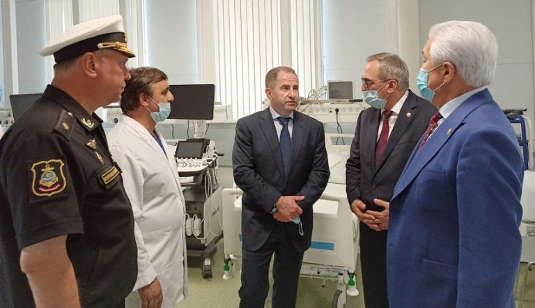 Владимир Васильев и Михаил Бабич посетили новейший медцентр в Каспийске
