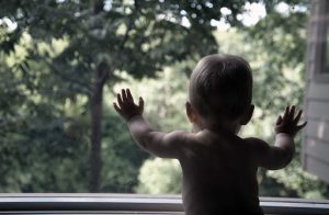 В Дагестане из окон высотных домов выпали двое детей