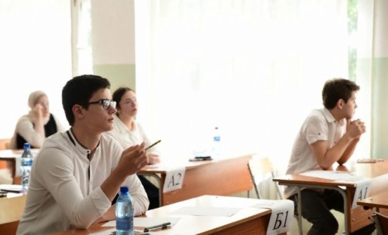Глава Минобрнауки Дагестана посетила пункт сдачи ЕГЭ