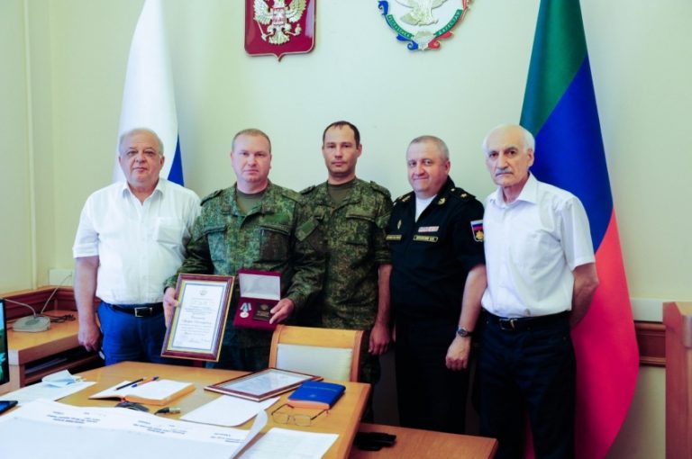 Глава Дагестана отметил наградами медиков военных госпиталей
