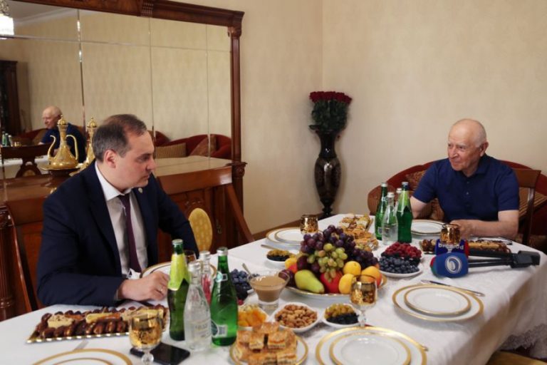 Руководство Дагестана поздравило Муху Алиева с юбилеем