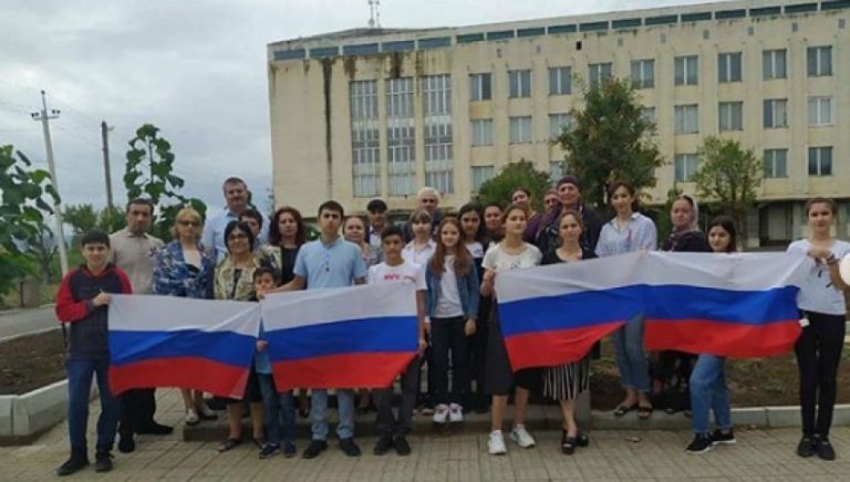 В Дербентском районе отметили День Государственного флага РФ