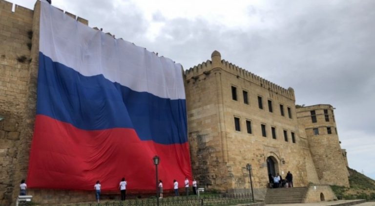 На крепости «Нарын-Кала» развернули флаг России площадью 600 кв.м.