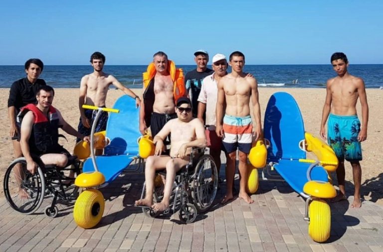 В Дагестане заработал первый бесплатный пляж для инвалидов-колясочников