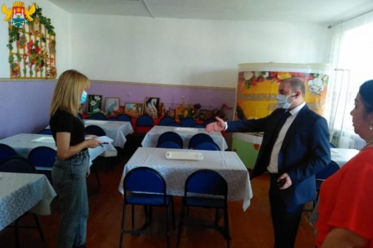 В школах Махачкалы проверили процесс организации горячего питания
