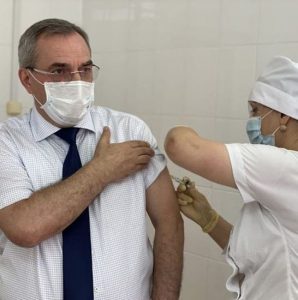 Министр здравоохранения Дагестана и руководитель Роспотребнадзора республики прошли вакцинацию от гриппа и пневмококковой инфекции
