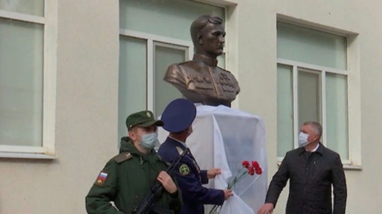 В Батайске открыли памятник Амет-Хану Султану