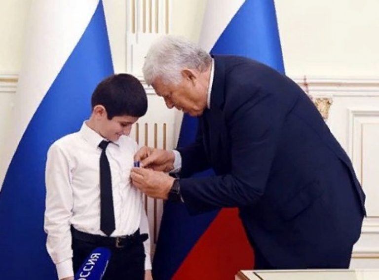 Мальчика из Дагестана наградили медалью «За проявленное мужество»