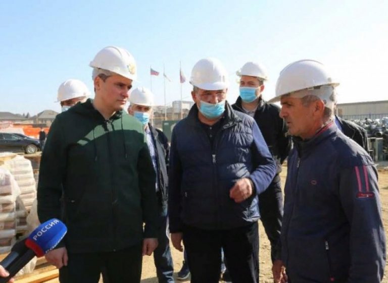 Артем Здунов проверил строительство детского сада в Каспийске