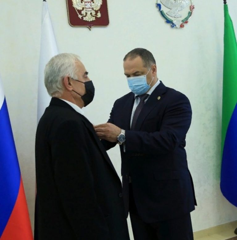 Глава Дагестана наградил медиков за борьбу с коронавирусом