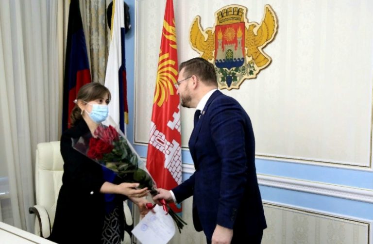 Мэр Махачкалы вручил четырем семьям жилищные сертификаты