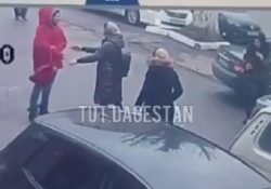 В Махачкале задержали нападавшую на прохожих женщину