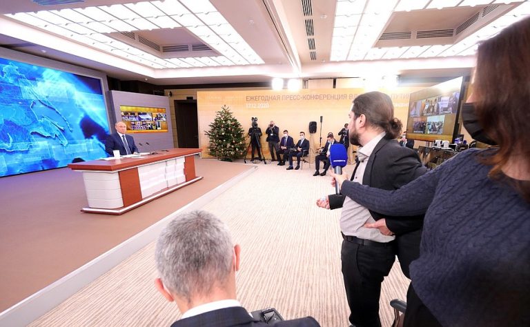Путин заявил, что ответ на оскорбление чувств верующих не должен быть агрессивным