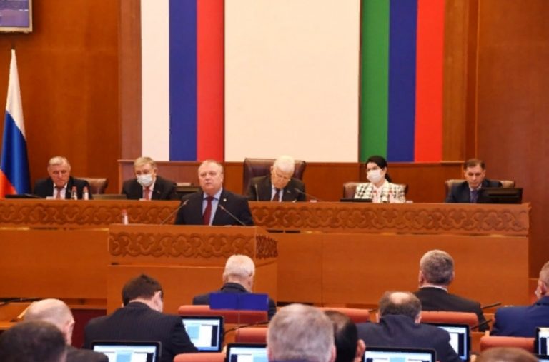 Руководство Дагестана определило новых регоператоров для вывоза мусора