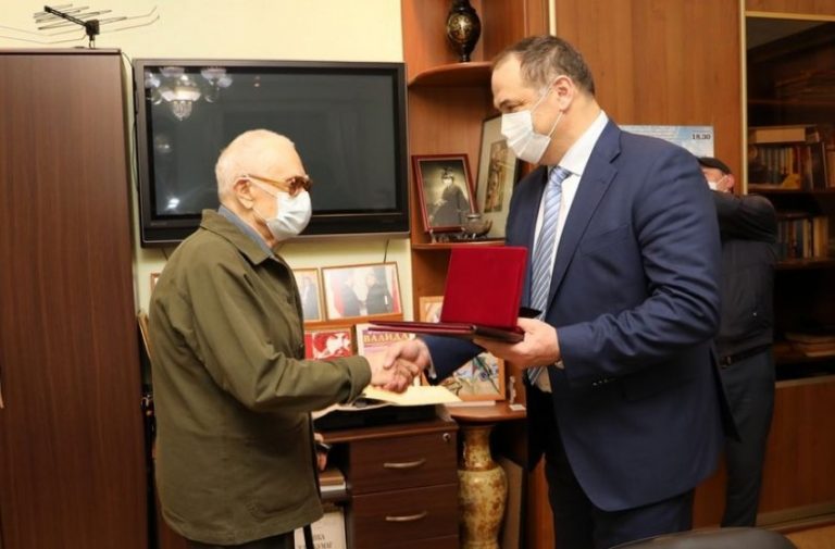 Меликов поздравил народного артиста СССР Мурада Кажлаева с 90-летним юбилеем