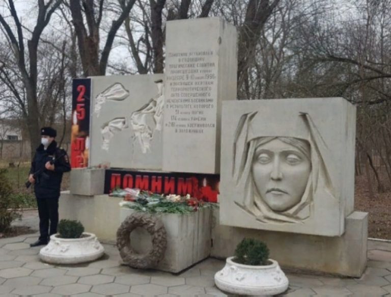 Росгвардейцы почтили память жертв кизлярских и первомайских событий 1996 года