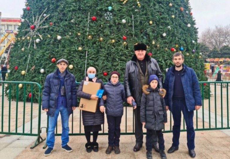 Абдулмуслим Абдулмуслимов подарил 11-летнему Исалмагомеду Мурадбегову ноутбук