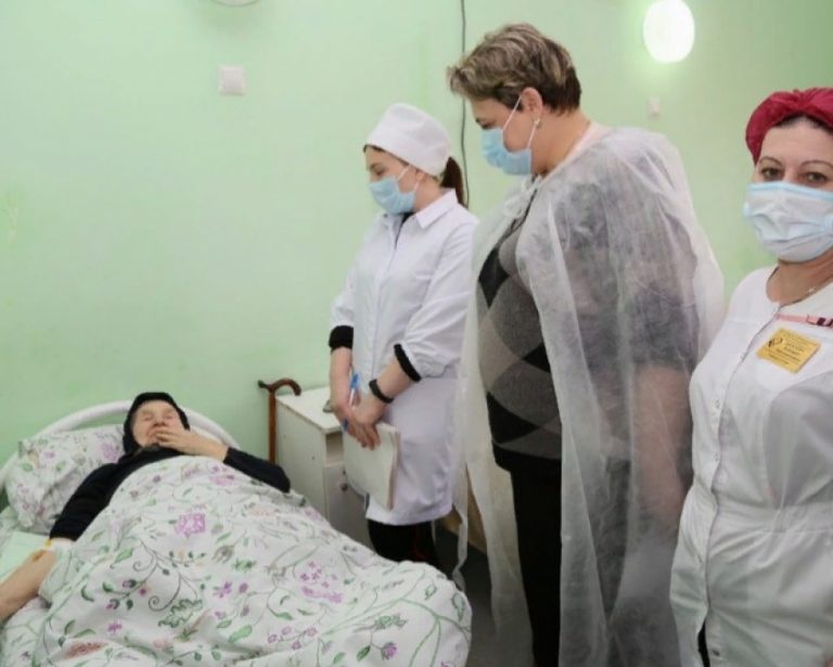 Татьяна Беляева проинспектировала Хунзахскую ЦРБ, где проведала пациентов с признаками отравления.