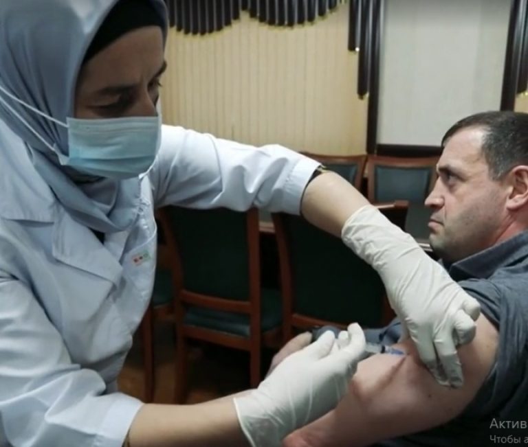 Глава Хасавюрта вакцинировался от коронавируса
